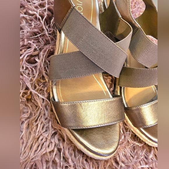 Vionic Gold Wedges Like New Size 7. MSRP $109.99 Limited Edition NWOT - Picture 3 of 5